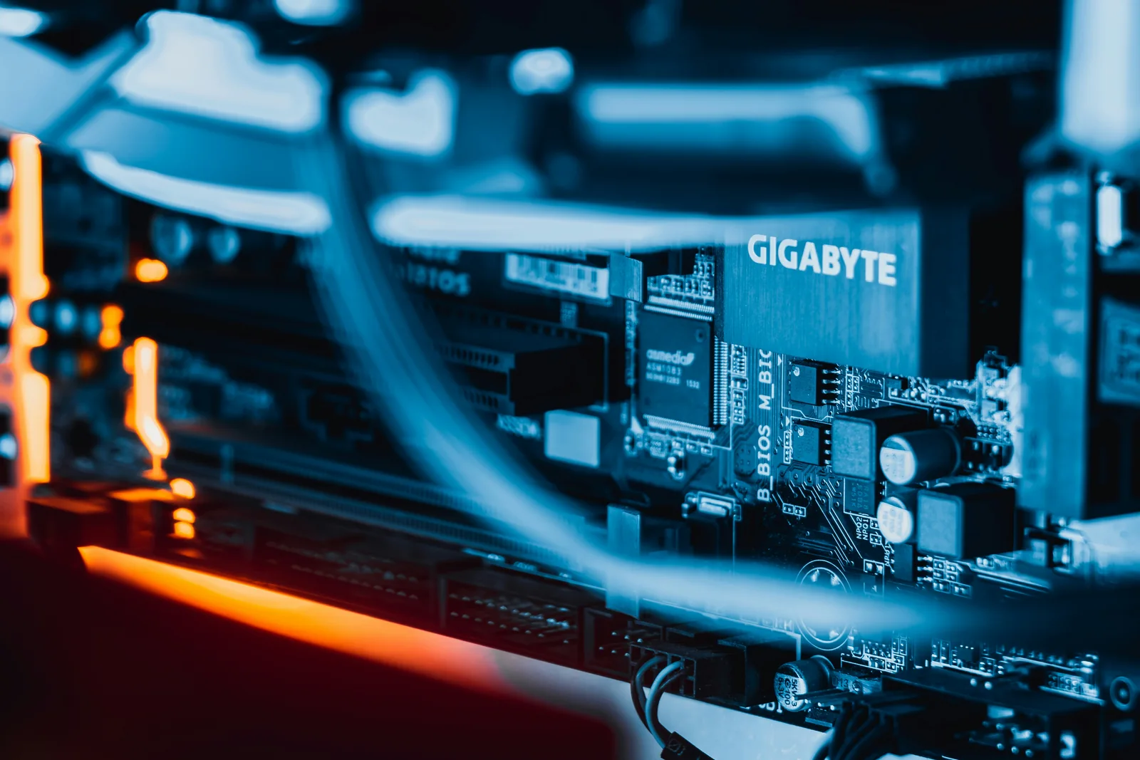 Moderne Computerhardware in blauem Licht